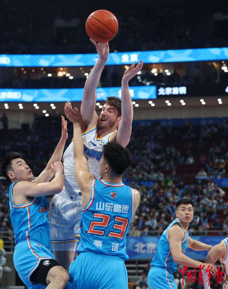  圣安东尼奥马刺八强战大胜北京首钢，周琦砍下3记关键球，全场沸腾